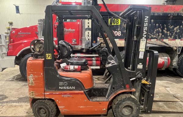 Nissan 25LV Forklift 4000lbs Capacity